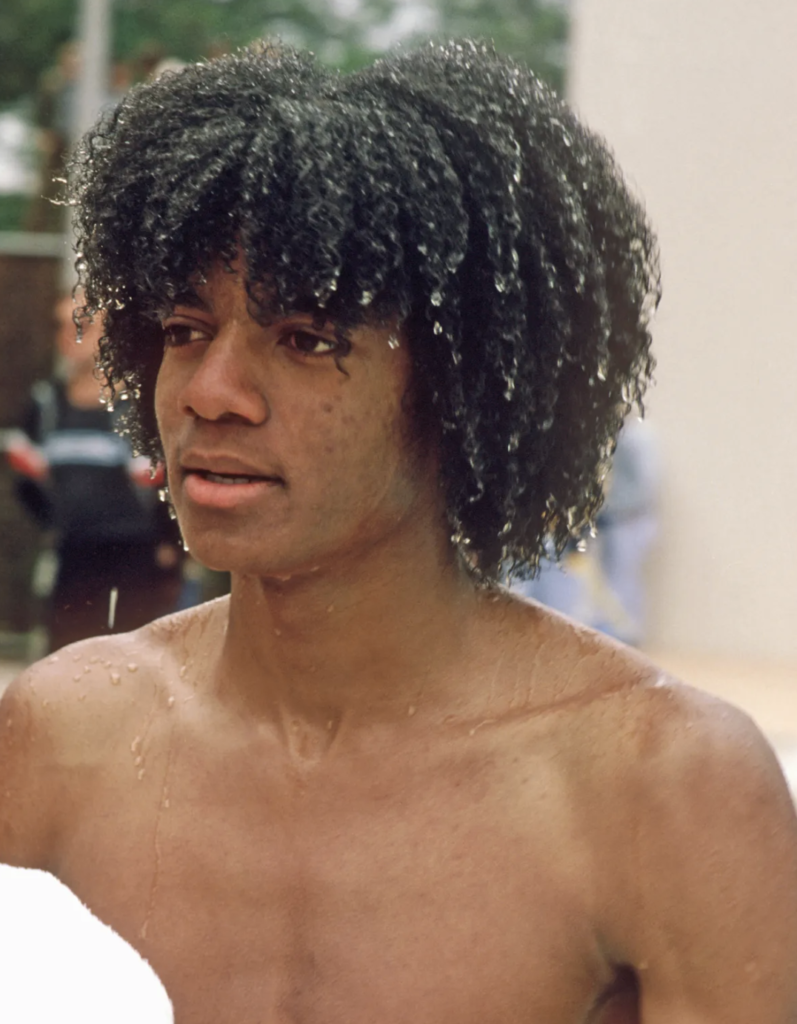 LE FILS PAR PROCURATION DE MICHAEL JACKSON, BLANKET, 21 ANS, A UN "BEAU