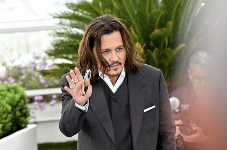 Johnny Depp’s Fans Notice His ‘Rotting’ Teeth after He Held Back Tears ...