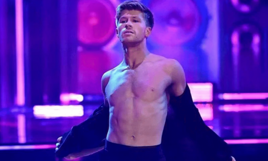 Robert Irwin Sends Fans Wild After Shirtless ‘DWTS’ Moment Chippendales(01)