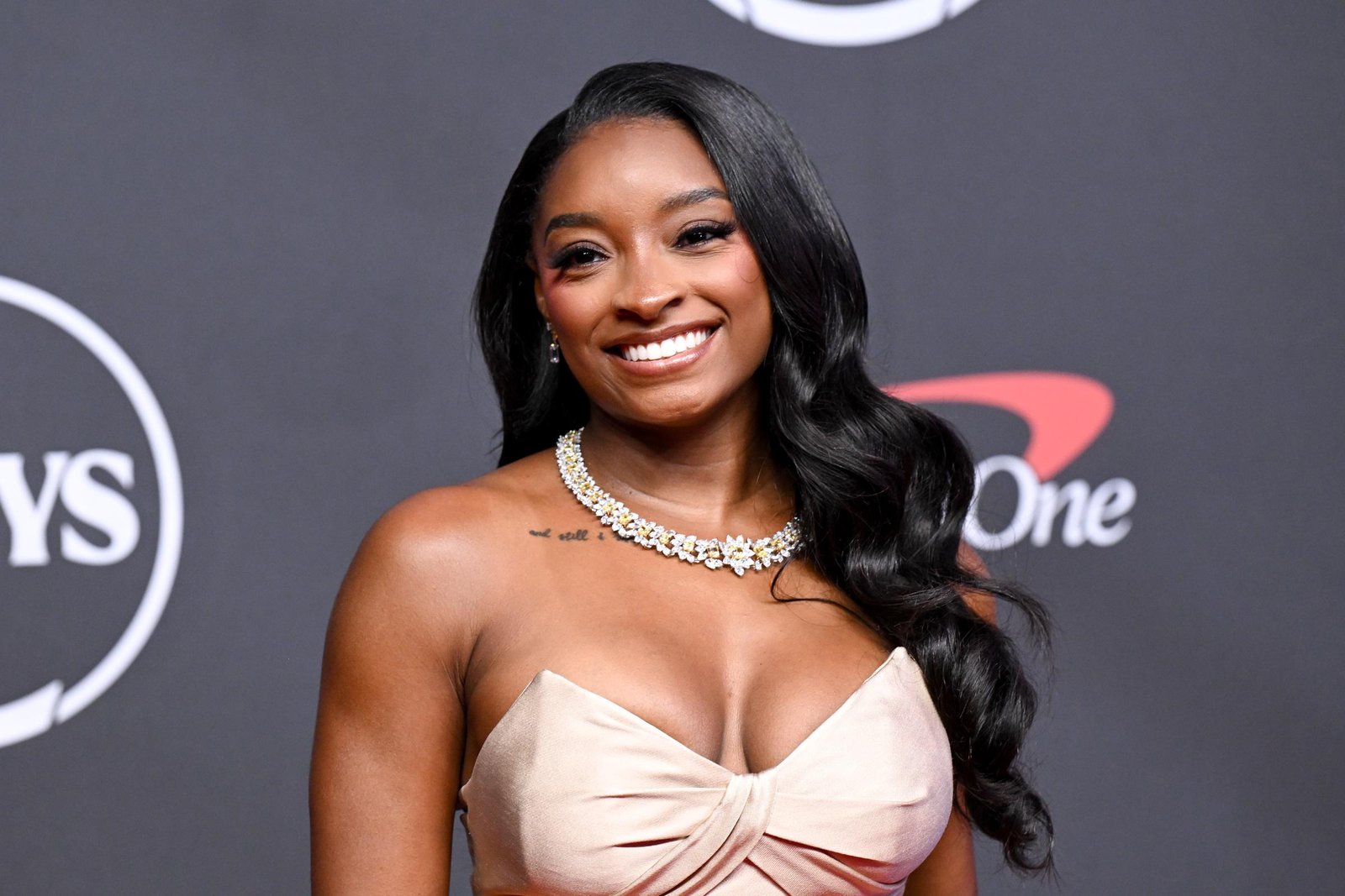 Simone Biles smiled for photographers as she arrived at the 2026 ESPYS, but her red carpet appearance would soon become part of a much larger online conversation. While the first images highlighted her style, a video from the same event quickly shifted attention elsewhere.