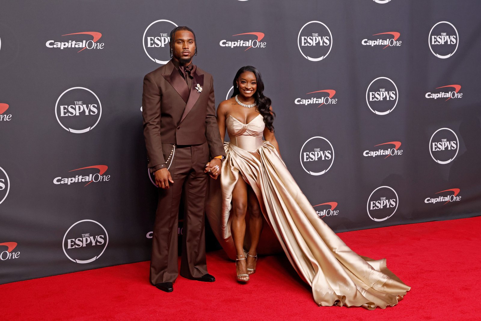 Biles and Jonathan Owens paused for photographers during their red carpet appearance before a viral video prompted viewers to analyze the NFL player's body language. The photos, however, captured the couple smiling together as they made their way into the event.